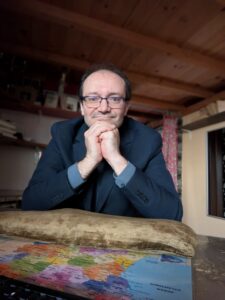 Ce n'est pas un rêve d'enfant qui m'a conduit à devenir psychanalyste. C'est plutôt la conviction, acquise lors de ma propre analyse, que ces cheminements sur les routes de l'inconscient menaient vers la liberté. Se libérer du poids du passé, des blessures que l'on croit enfouies, de ce que l'on porte sans se l'avouer, des images que l'on nous a imposées, des erreurs que nous répètons sans parvenir à nous l'expliquer...Voilà la raison principale qui me porte à me présenter ici pour que nous cheminions ensemble sur les sentiers de l'inconscient et partions à la découverte de ce vaste continent inconnu à la découverte de qui sait ? vous-même.